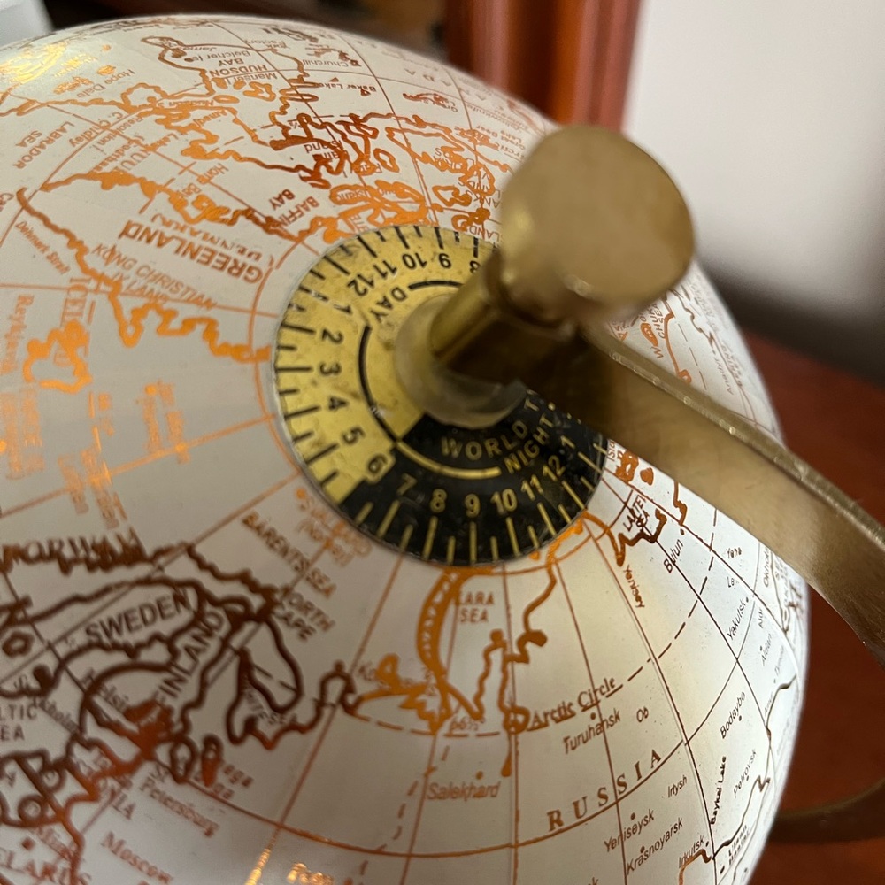 LAST CHANCE! Spinning world globe table top - Picture 4 of 4